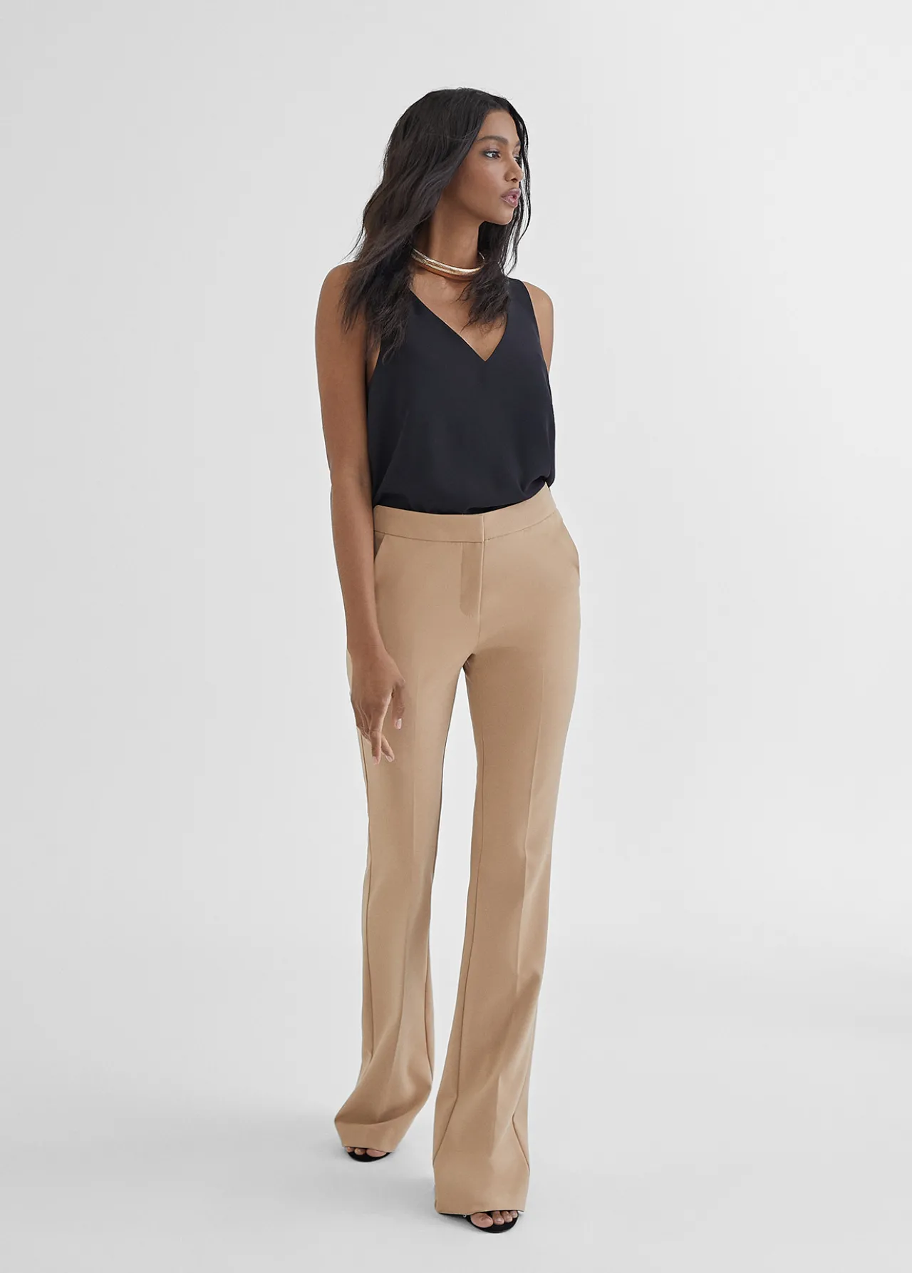 top_negro_cuello_pico_4.webp Lola Casademunt Camisetas Y Tops<Top cuello pico NEGRO