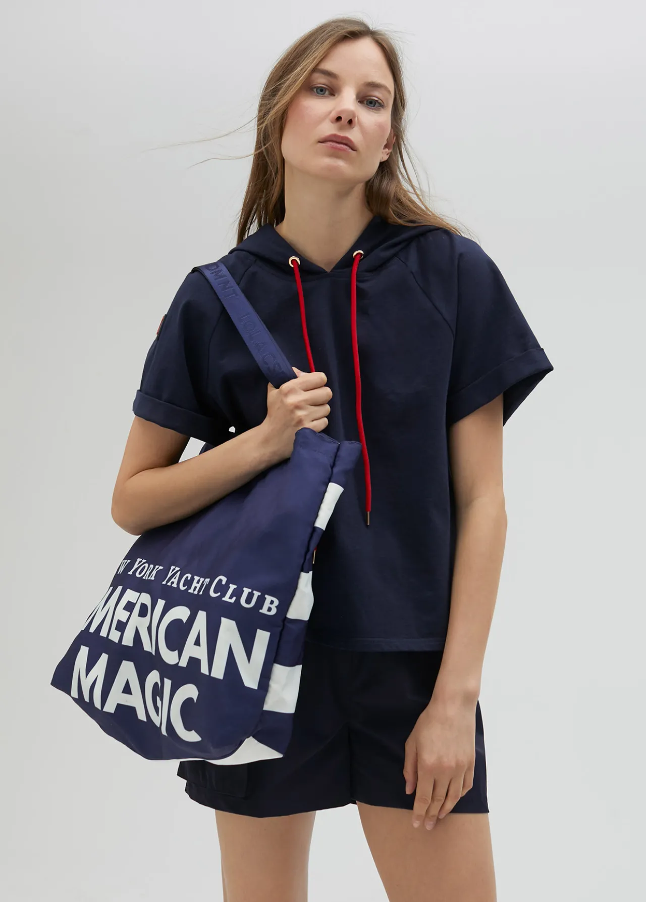 tote_bag_de_color_azul_american_magic__lola_casademunt_2.webp Lola Casademunt Bolsos Grandes<Tote bag de color azul American Magic - Lola Casademunt AZUL-ROJO