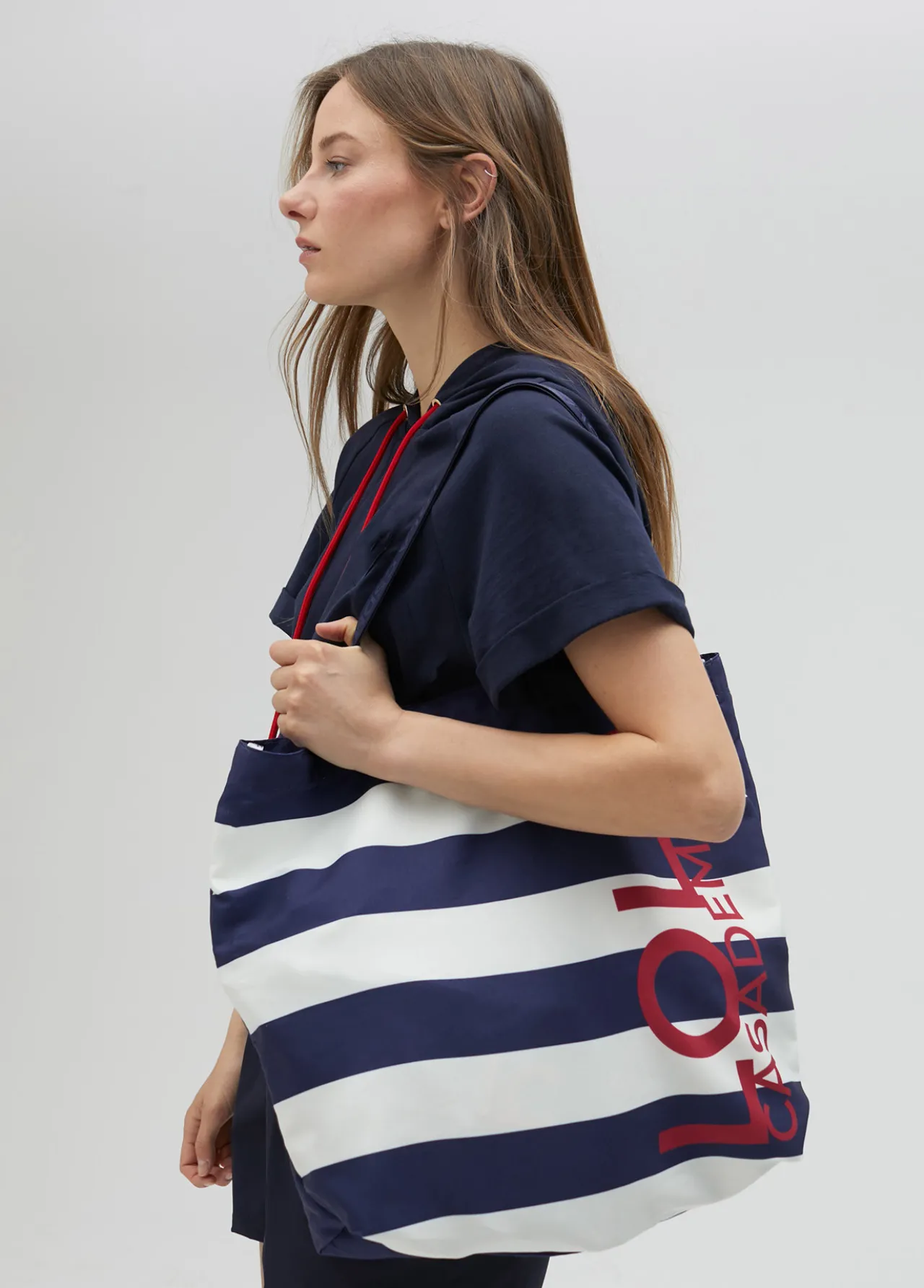 tote_bag_de_color_azul_american_magic__lola_casademunt_3.webp Lola Casademunt Bolsos Grandes<Tote bag de color azul American Magic - Lola Casademunt AZUL-ROJO