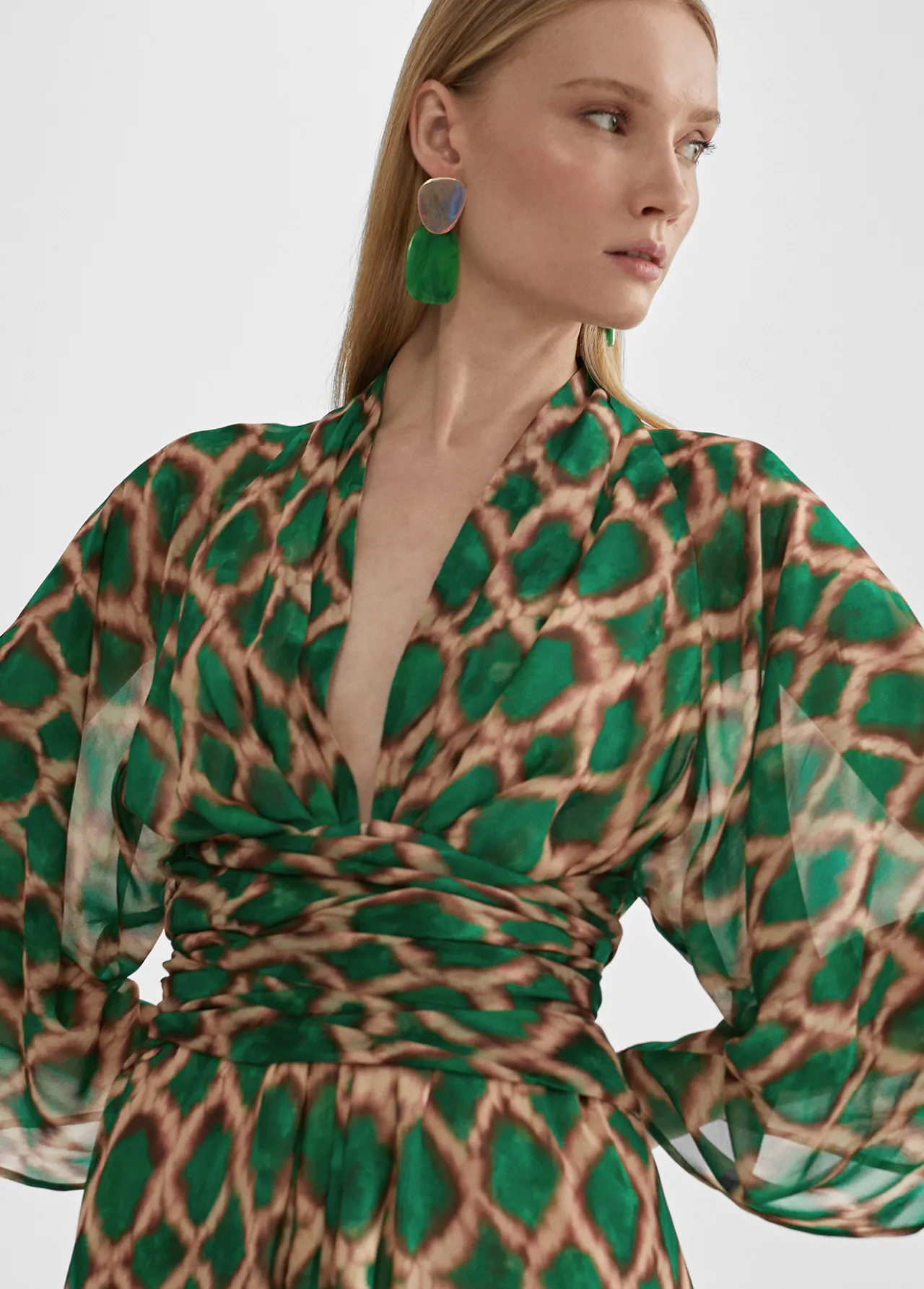 vestido_corto_fluido_estampado_1.webp Lola Casademunt Vestidos Y Faldas<Vestido corto fluido estampado VERDE-MARRON