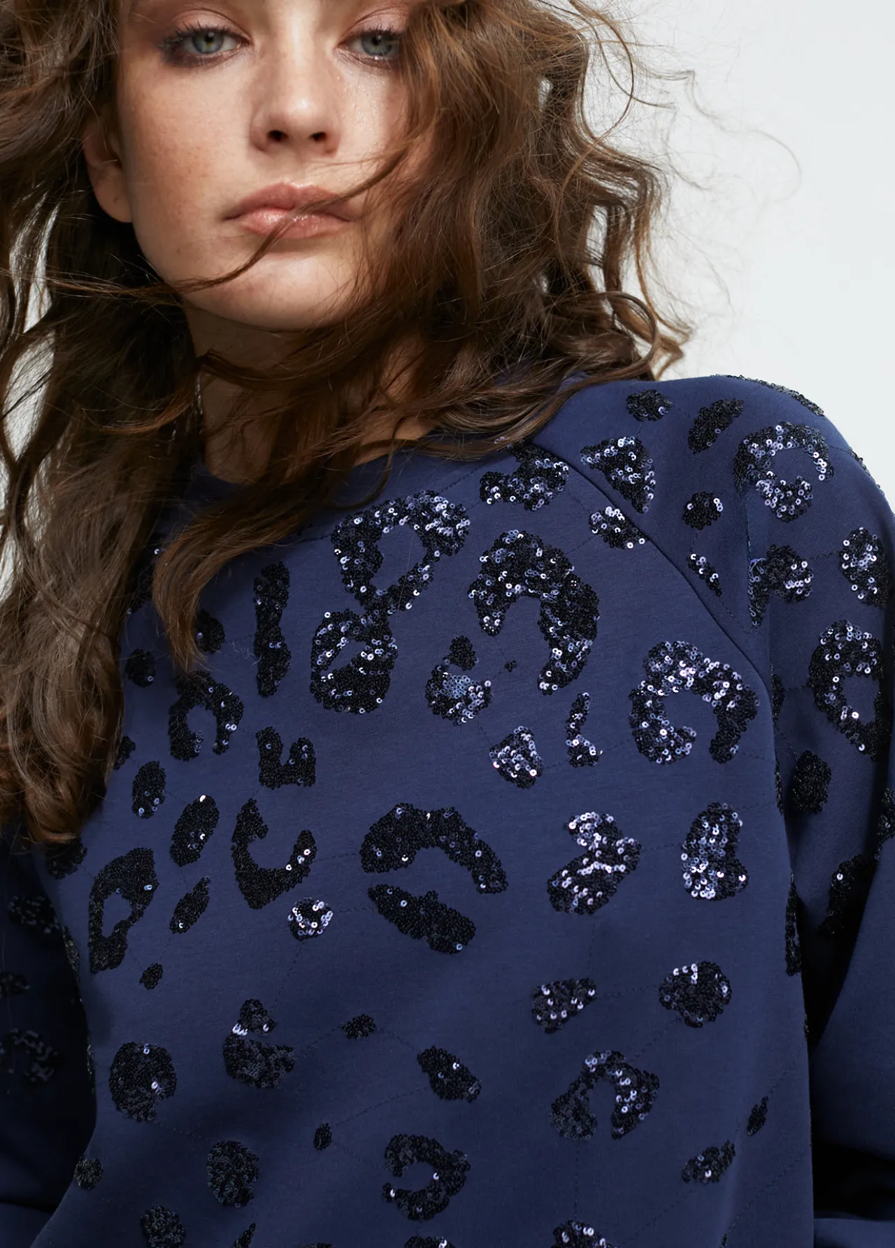vestido_detalle_lentejuelas_5.webp Lola Casademunt Vestidos Y Faldas<Vestido detalle lentejuelas AZULNOCHE