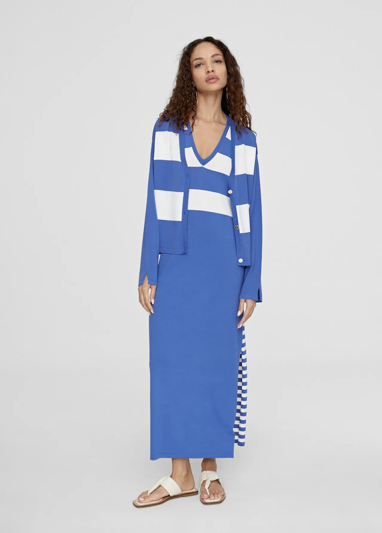 vestido_largo_de_punto_5.webp Lola Casademunt Vestidos Y Faldas<Vestido largo de punto AZUL-BLANCO