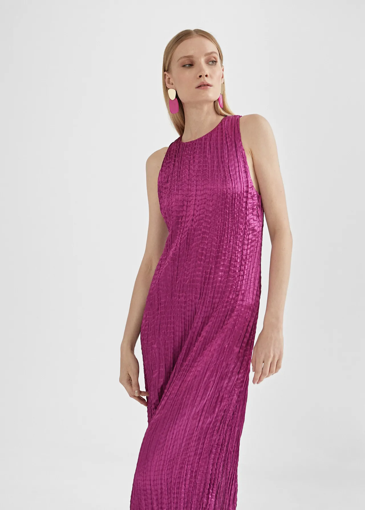 vestido_largo_efecto_plisado_1.webp Lola Casademunt Vestidos Y Faldas<Vestido largo efecto plisado MAGENTA