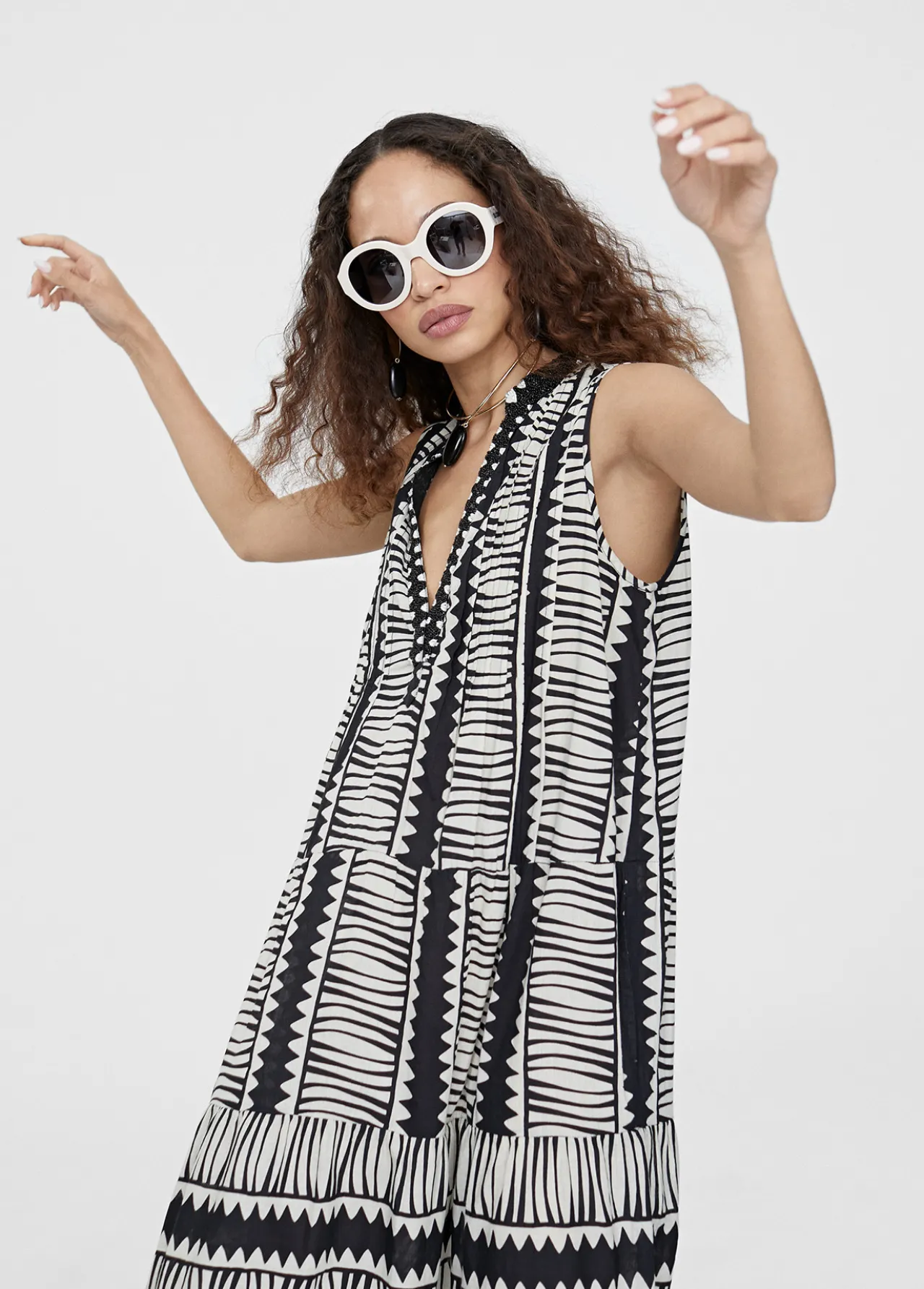 vestido_largo_estampado_tnico_3.webp Lola Casademunt Baño<Vestido largo estampado étnico NEGRO-BLANCO