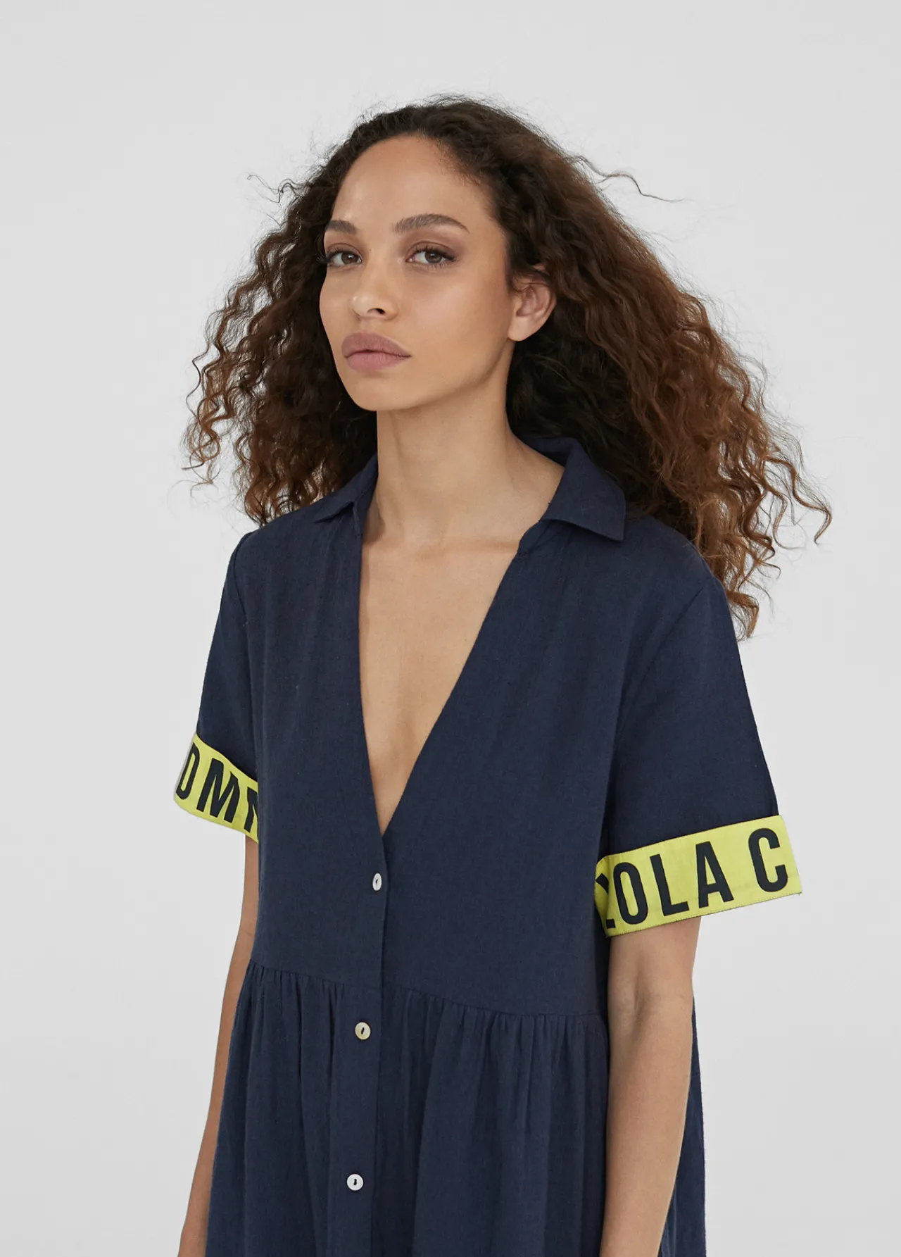 vestido_midi_de_volantes_5.webp Lola Casademunt Vestidos Y Faldas | Baño<Vestido midi de volantes NAVY