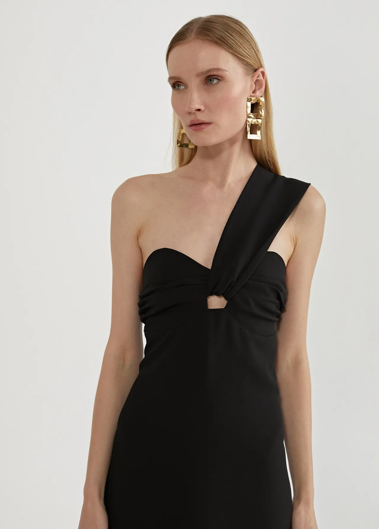 vestido_midi_tirante_asimtrico_1.webp Lola Casademunt Vestidos Y Faldas<Vestido midi tirante asimétrico NEGRO