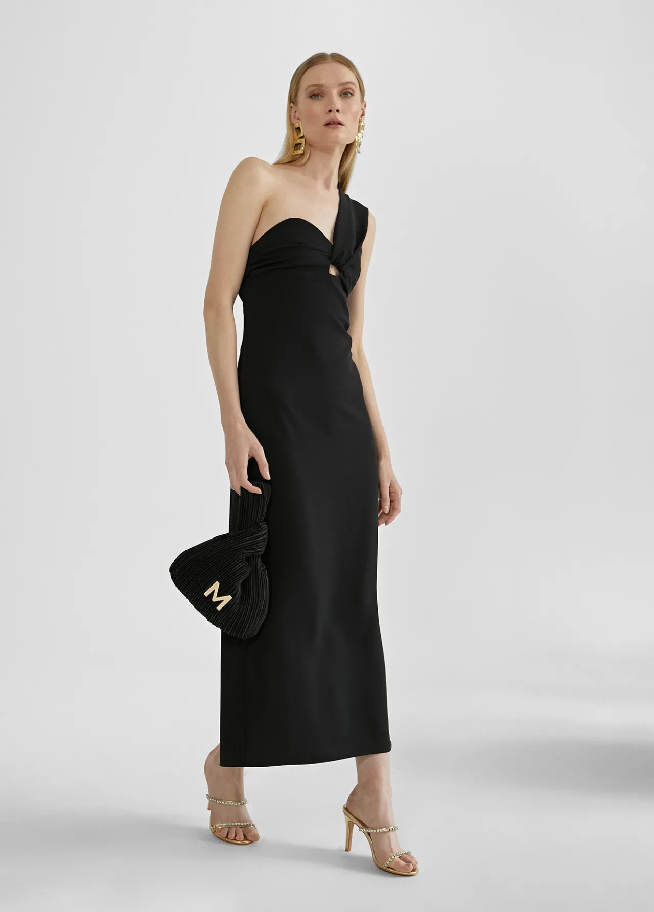 vestido_midi_tirante_asimtrico_3.webp Lola Casademunt Vestidos Y Faldas<Vestido midi tirante asimétrico NEGRO