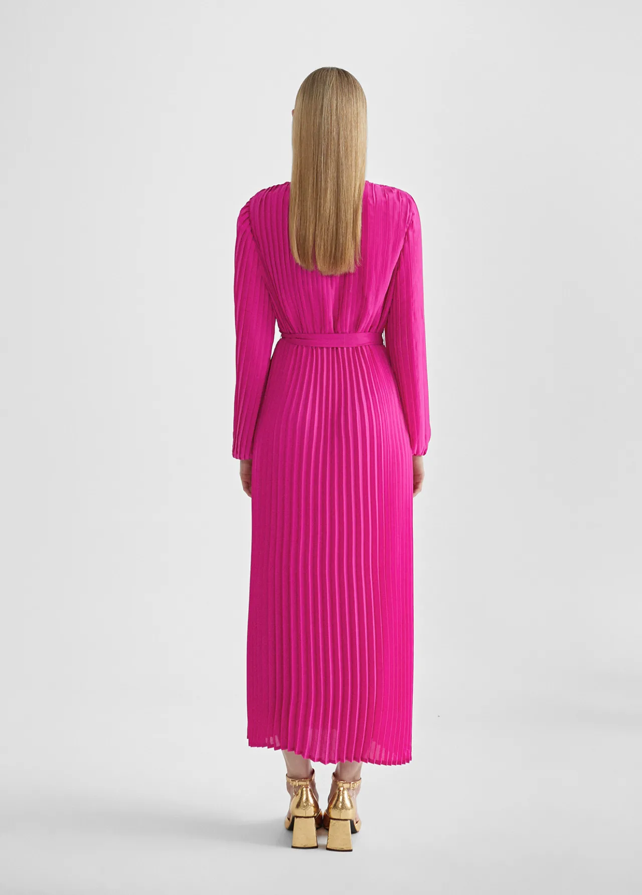 vestido_plisado_con_manga_3.webp Lola Casademunt Vestidos Y Faldas<Vestido plisado con manga FUCSIA