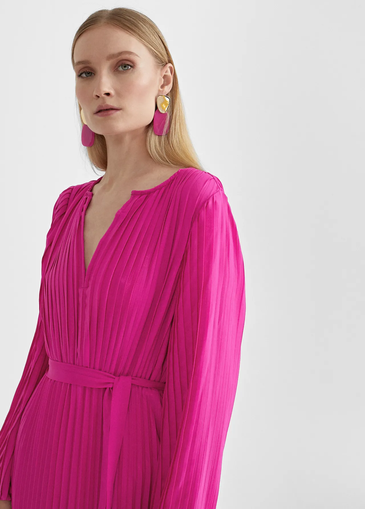 vestido_plisado_con_manga_4.webp Lola Casademunt Vestidos Y Faldas<Vestido plisado con manga FUCSIA