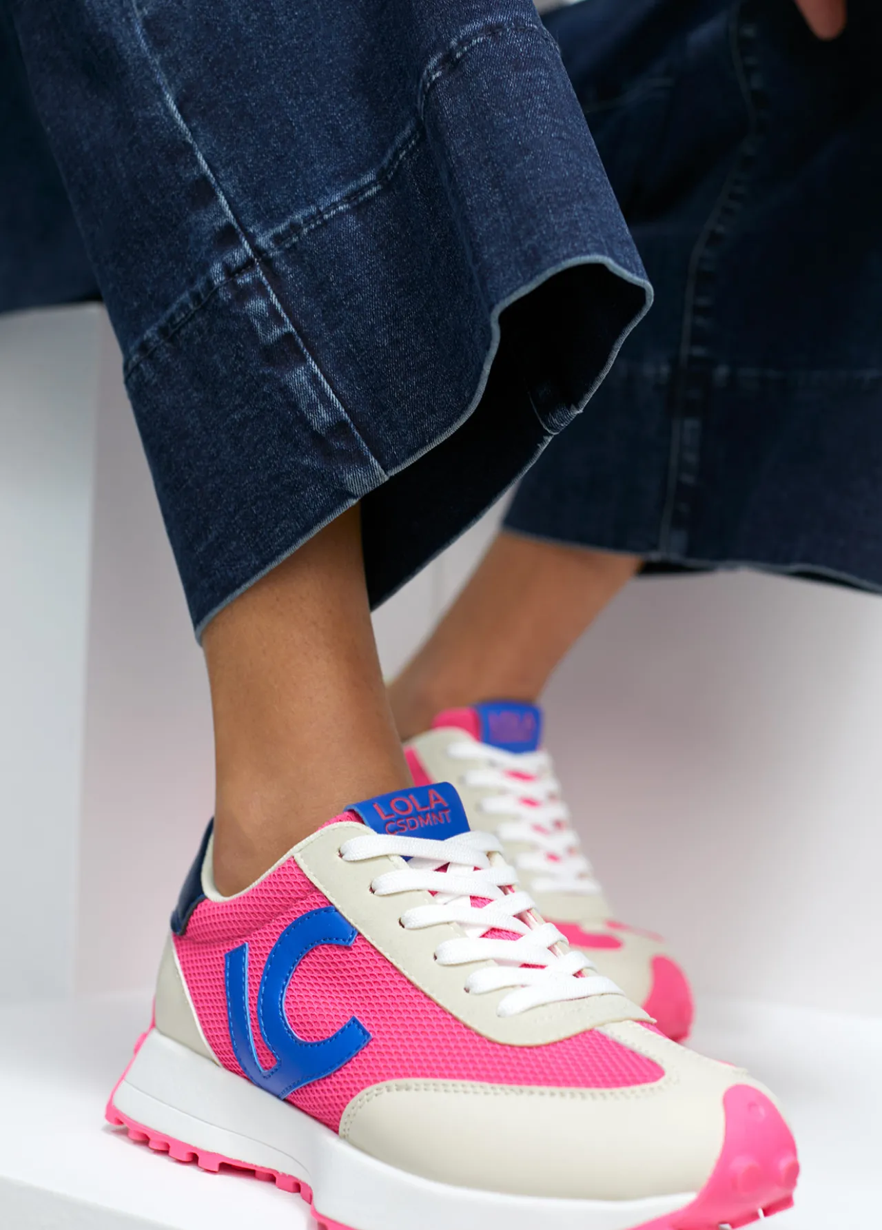 zapatillas_deportivas_azul_y_rosa_flor_1.webp Lola Casademunt Zapatillas Deportivas<Zapatillas deportivas azul y rosa flúor ROSA-CRUDO