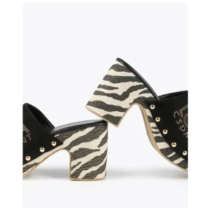 Lola Casademunt Calzado<Zueco suela zebra y logo dorado. NEGRO
